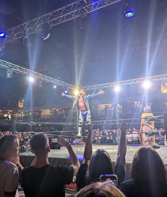 El Phantasmo posing for the crowd on the 2nd rope