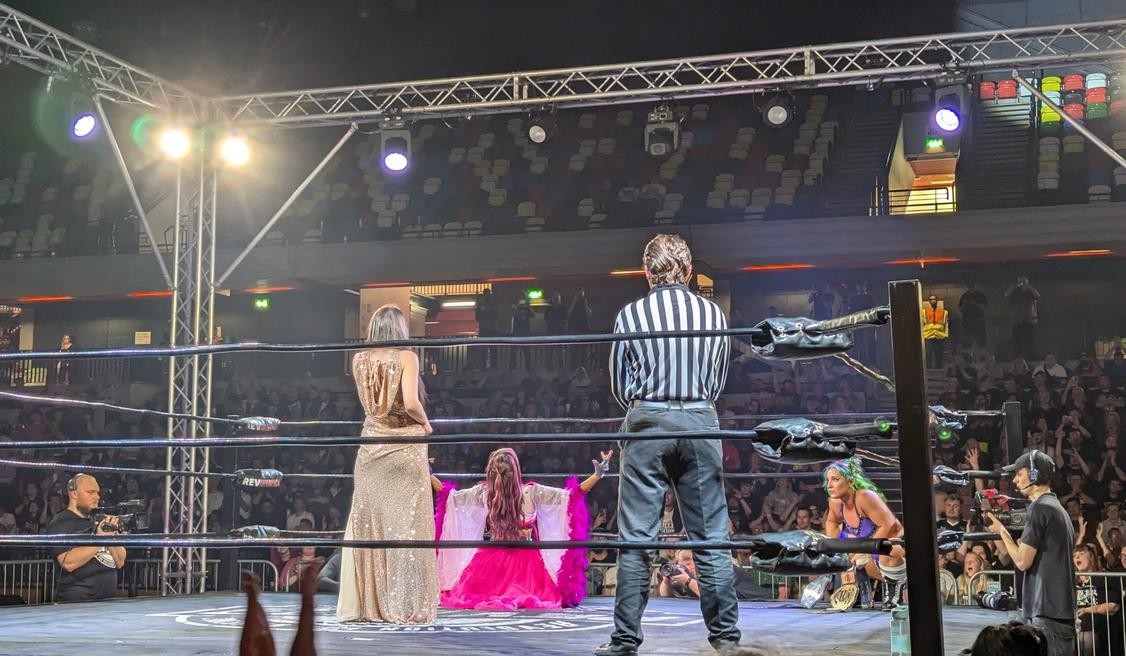 Mina Shirakawa poses during her entrance as Dani Luna watches from the corner